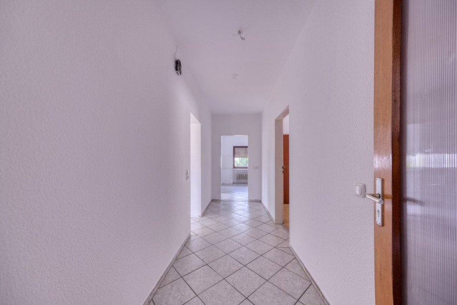 2 Flur Zweifamilienhaus Bischoffen