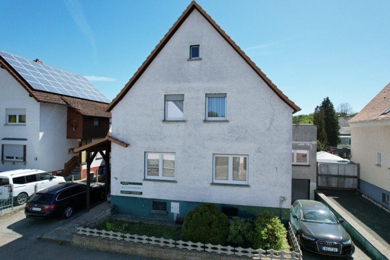 Frontansicht Wetzlar / M�nchholzhausen Erdgeschosswohnung Erdgeschosswohnung mit Garten und Garage in beliebter Lage - provisionsfrei