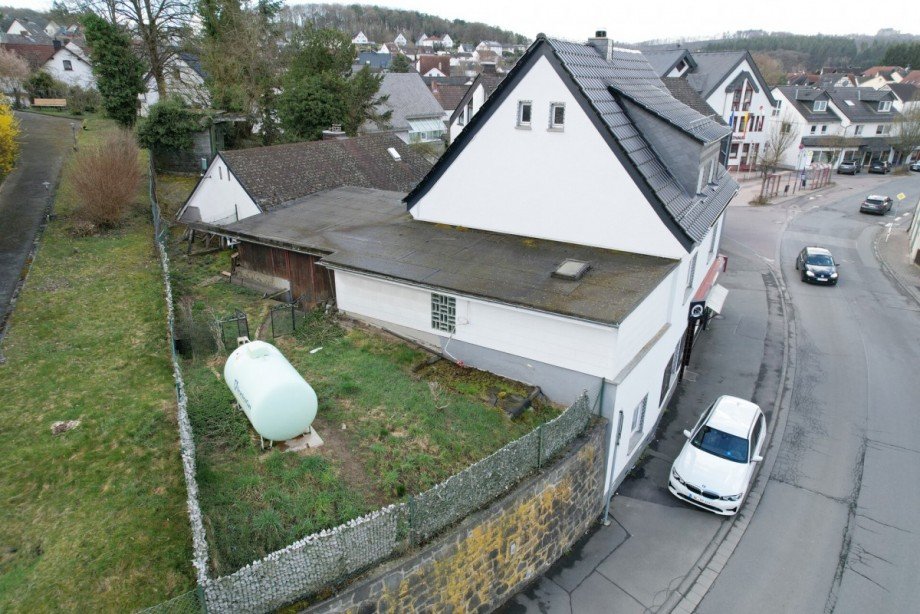 Seitenansicht mit Garten Haus Hohenahr / Erda