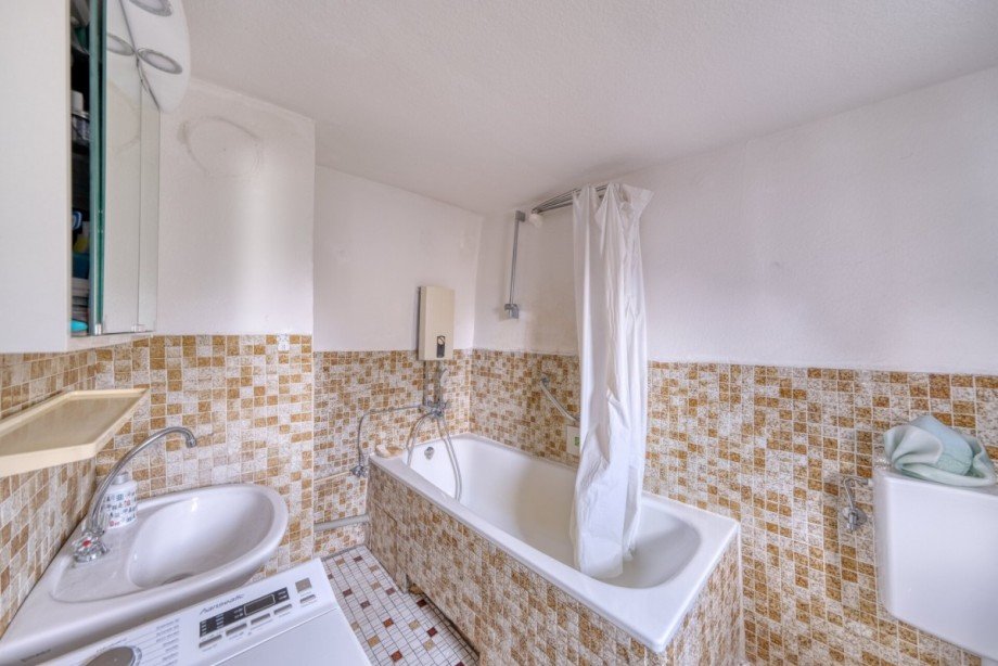 Badezimmer links Zweifamilienhaus Wetzlar / Nauborn