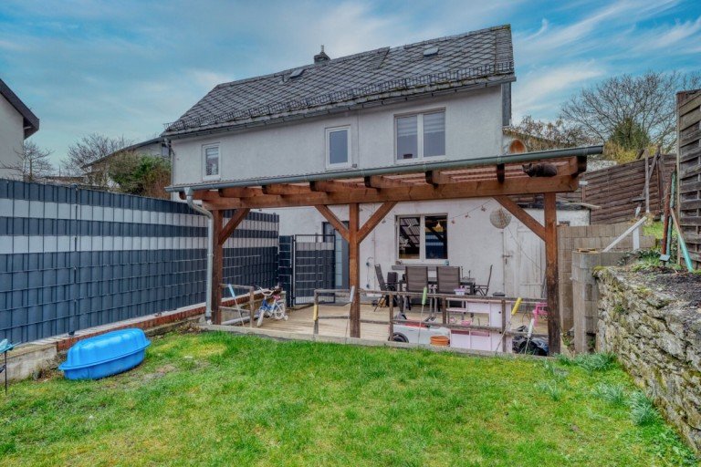 Seitenansicht Greifenstein / Allendorf Einfamilienhaus Umfangreich modernisiertes Einfamilienhaus mit Garten und Garage - provisionsfrei