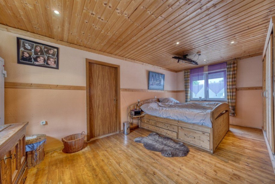 Schlafzimmer OG Haupthaus Zweifamilienhaus Sch�ffengrund / Schwalbach