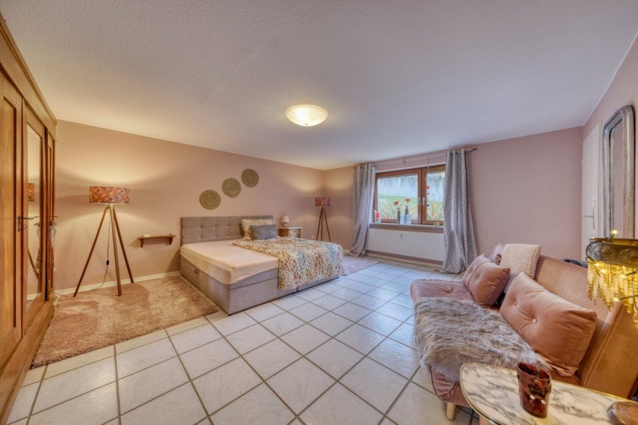 Schlafzimmer Souterrainwohnung Solms / Niederbiel