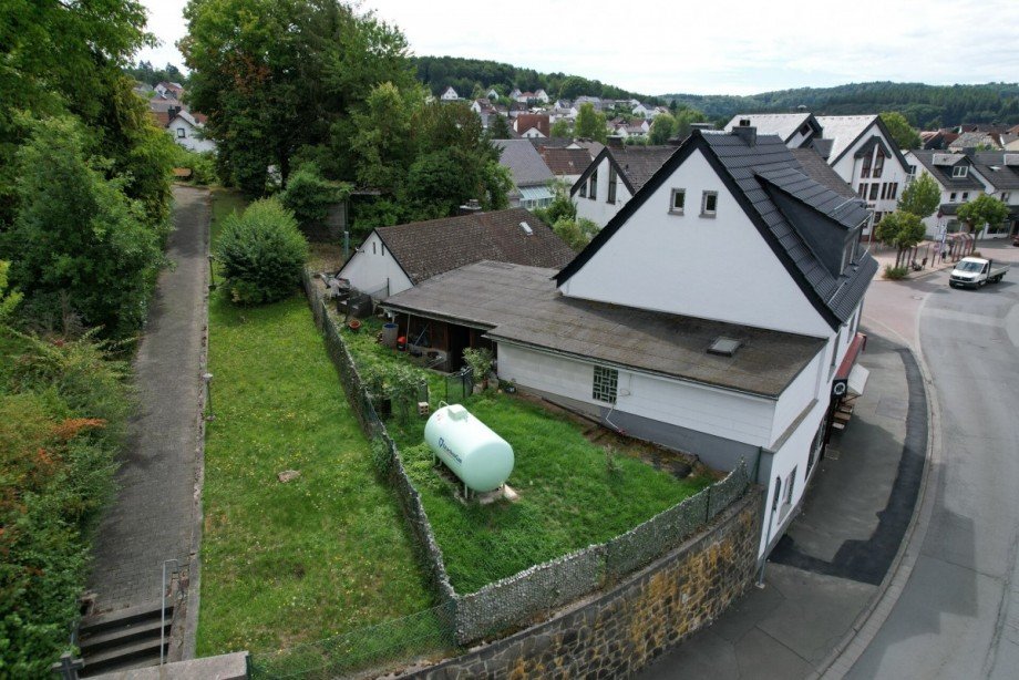 Seitenansicht mit Garten Haus Hohenahr / Erda