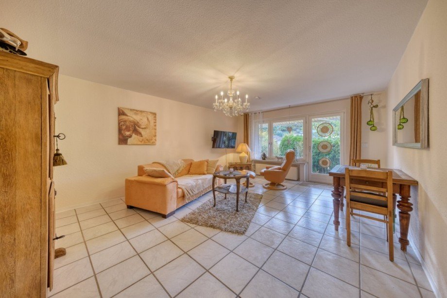 Wohnzimmer Souterrainwohnung Solms / Niederbiel