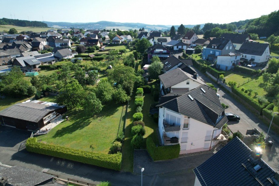 Seitenansicht mit Garten Mehrfamilienhaus Hohenahr / Altenkirchen