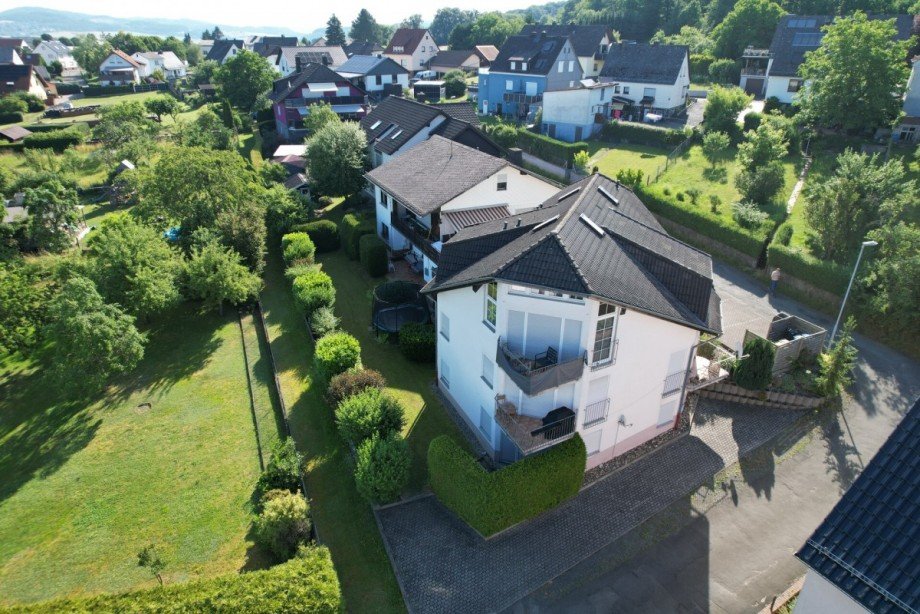 Seitenansicht mti Stellpl�tzen Mehrfamilienhaus Hohenahr / Altenkirchen