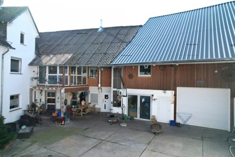 Titelbild Sch�ffengrund / Schwalbach Zweifamilienhaus Paradies f�r Pferdefreunde und Autoschrauber - provisionsfrei